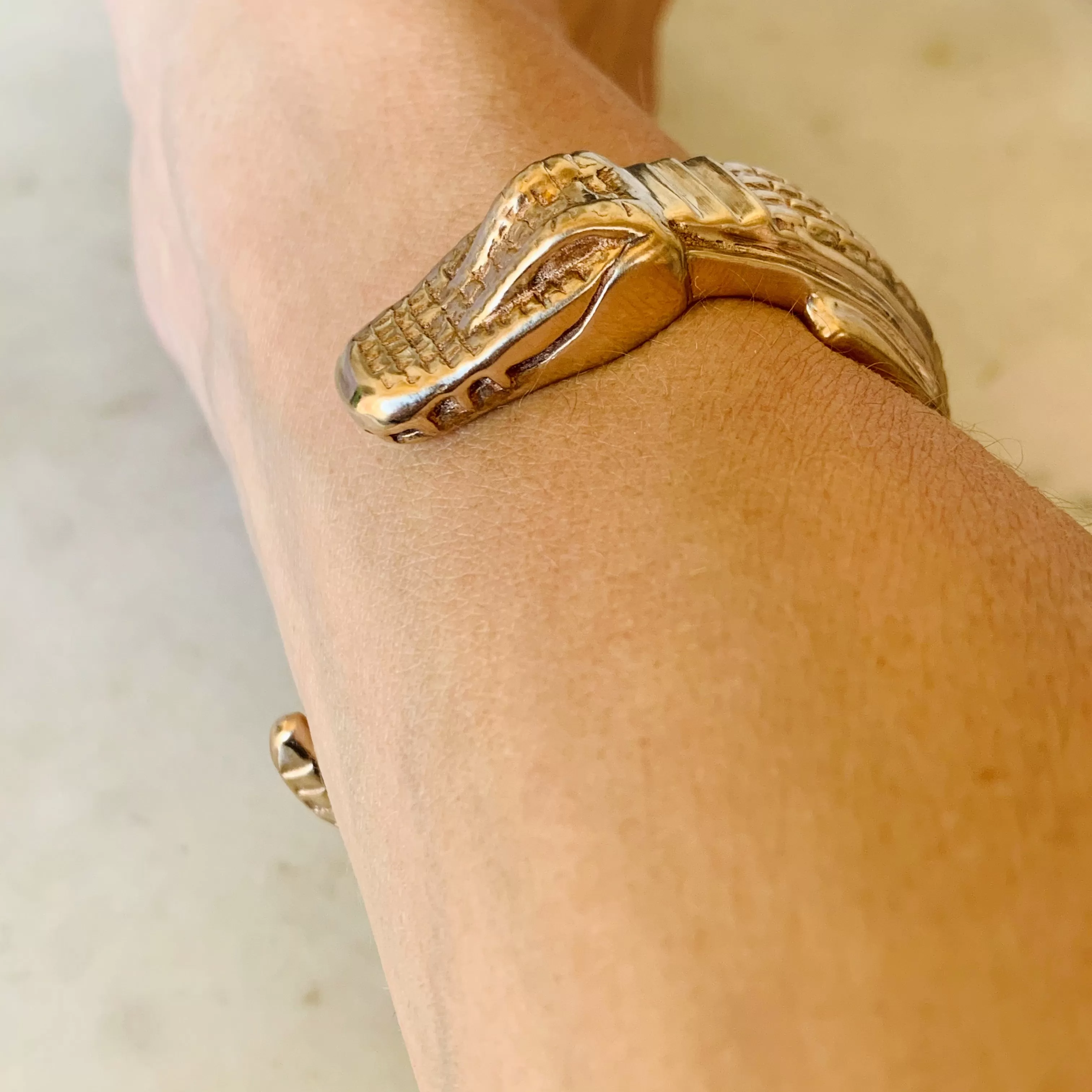 ALLIGATOR CUFF