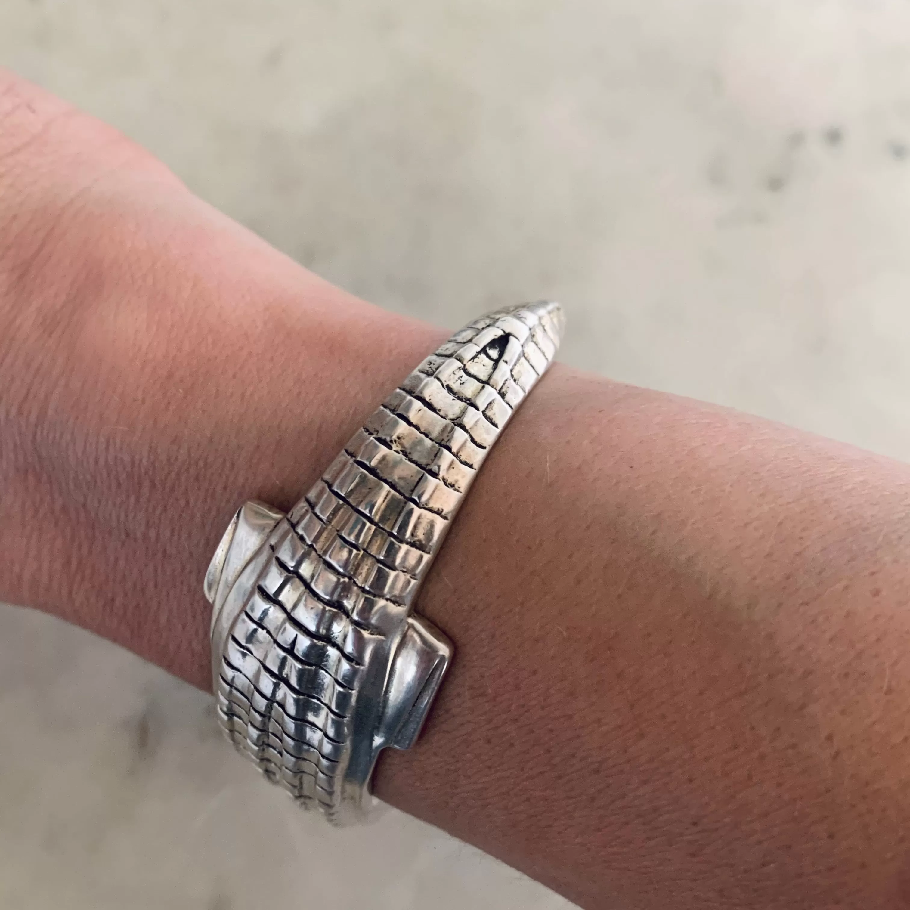 ALLIGATOR CUFF