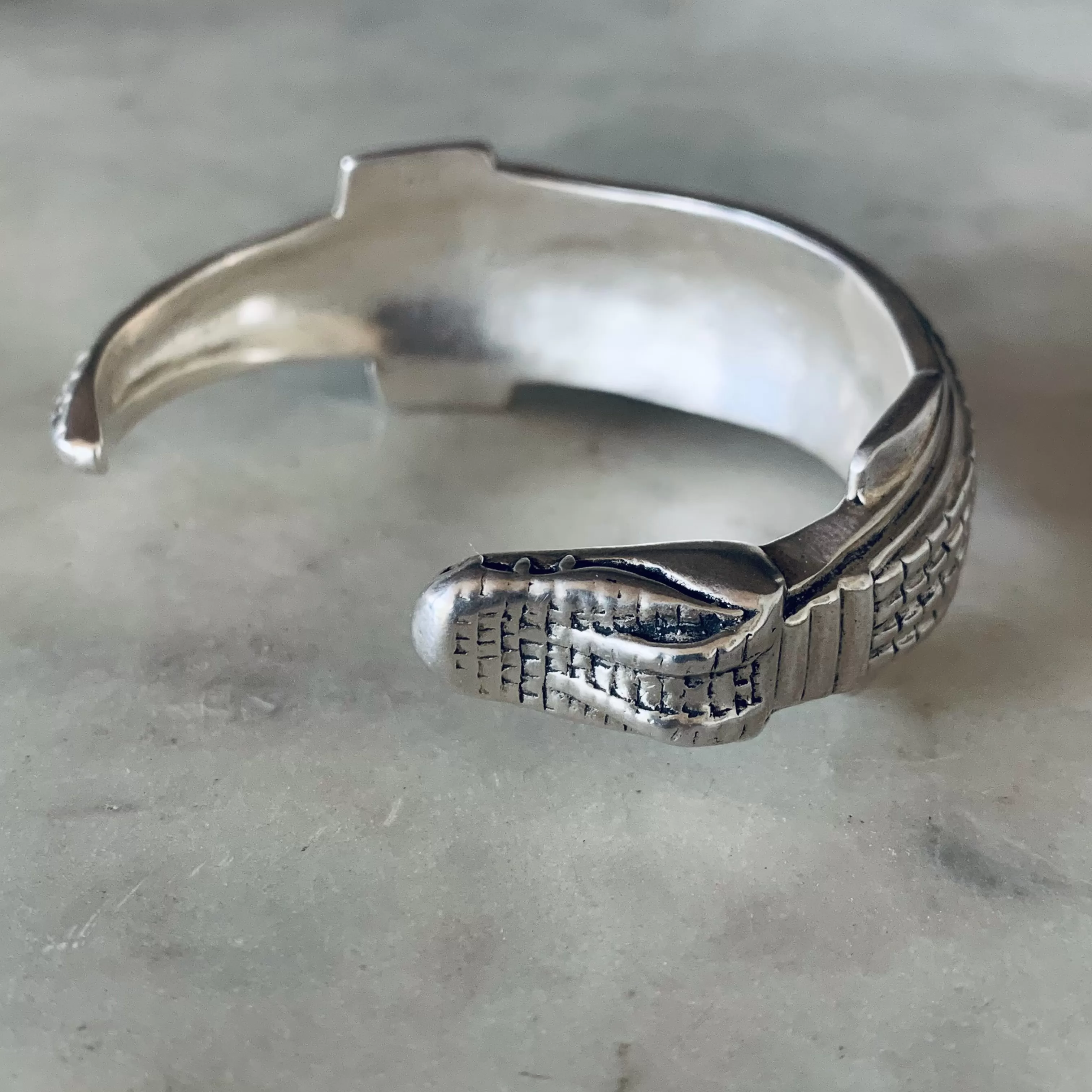 ALLIGATOR CUFF