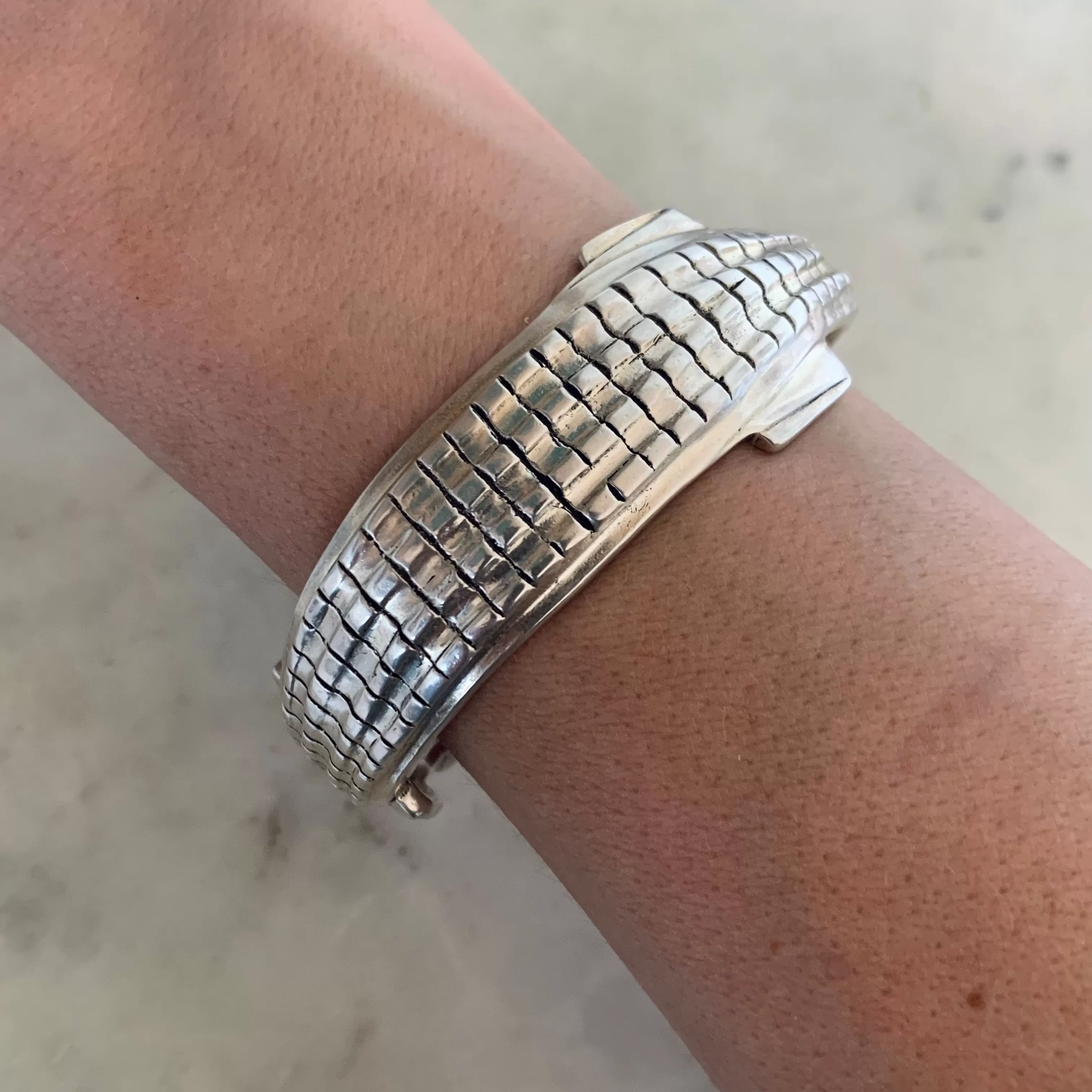 ALLIGATOR CUFF