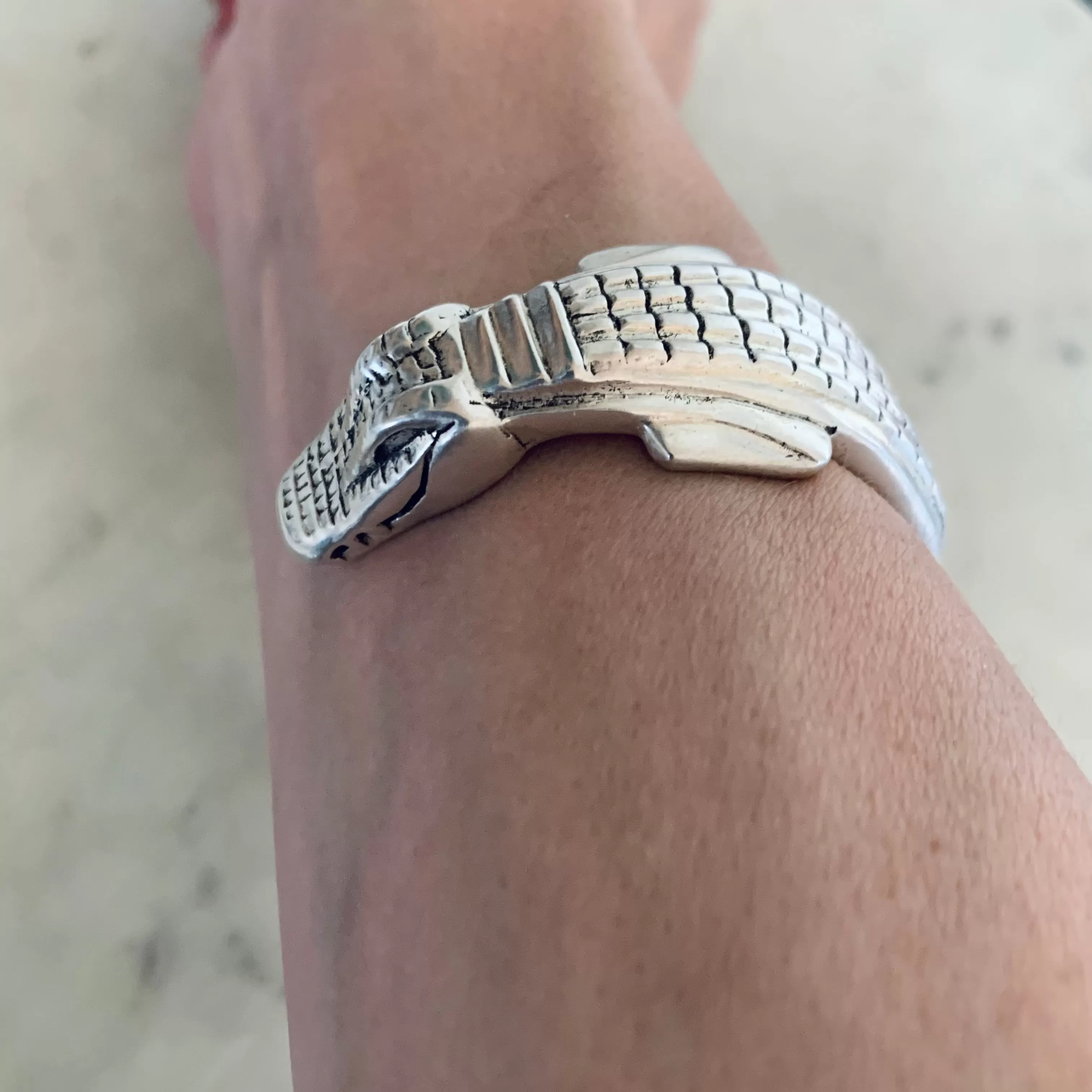 ALLIGATOR CUFF