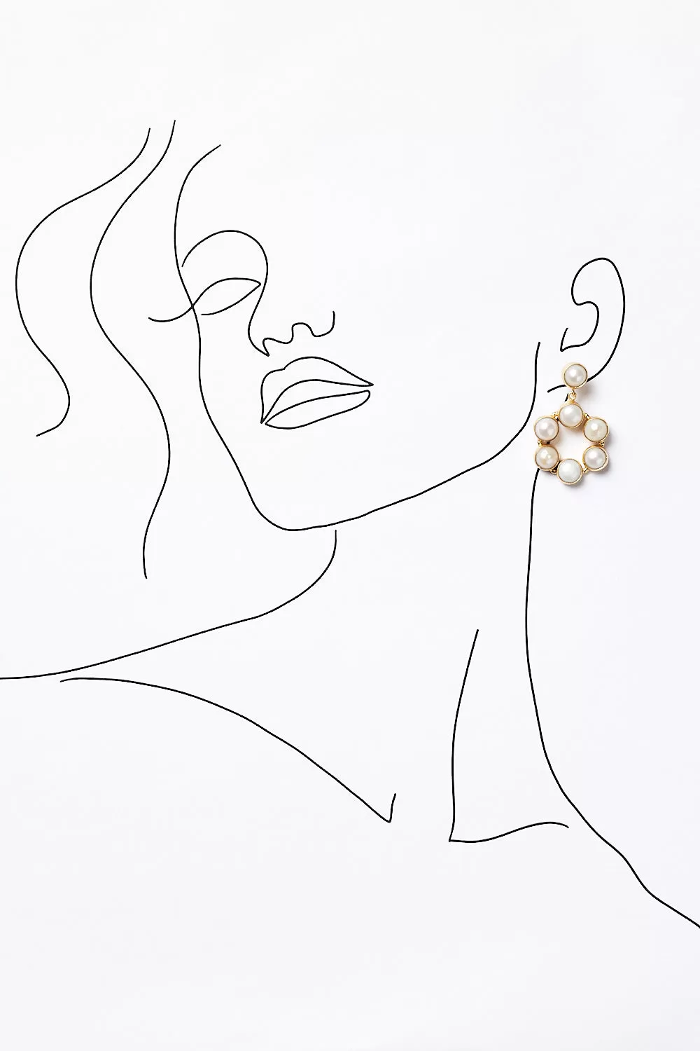 Nylah Flower Earrings in Pearl